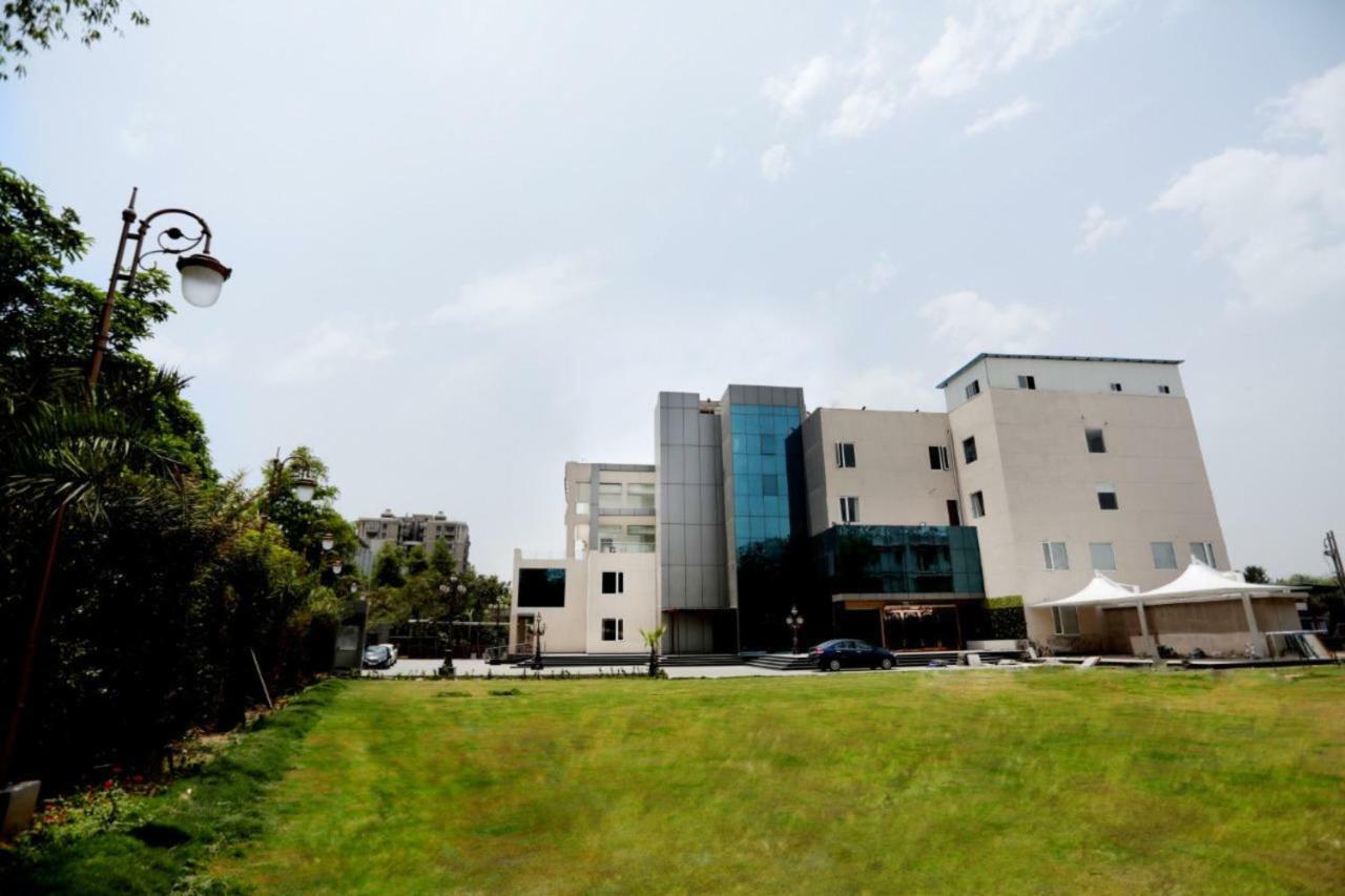 Royal Imperio Hotel Faridabad Exterior photo