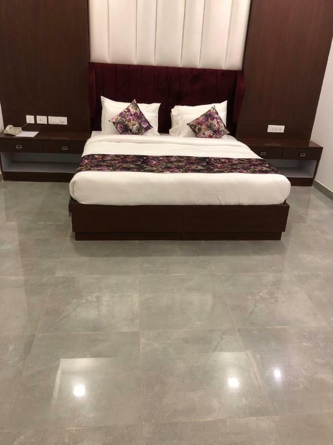 Royal Imperio Hotel Faridabad Exterior photo